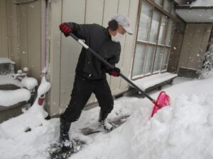 小地域ネットワーク活動雪かきの様子